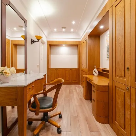 Apartment 3-bedroom With Balcony And Elevator