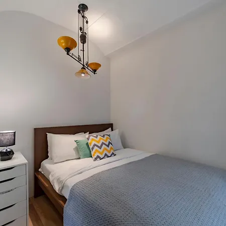 3-bedroom With Balcony And Elevator Apartment