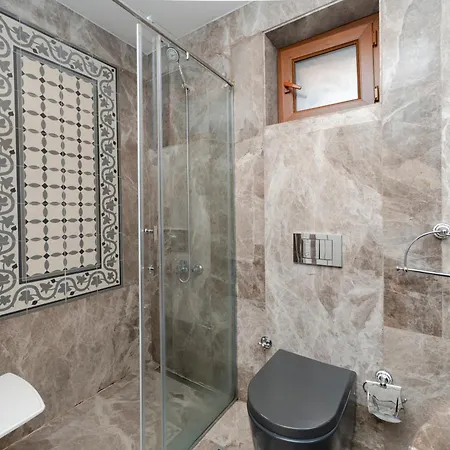 3-bedroom With Balcony And Elevator Apartment