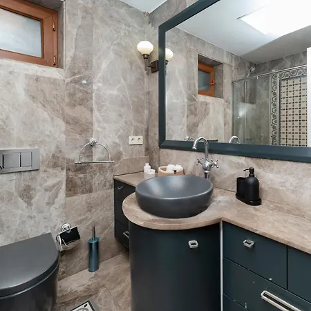 3-bedroom With Balcony And Elevator Apartment