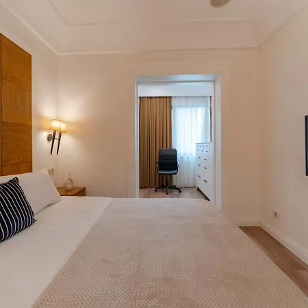 3-bedroom With Balcony And Elevator