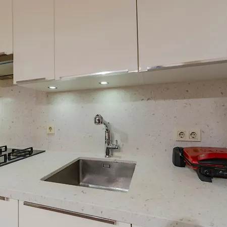 3-bedroom With Balcony And Elevator *